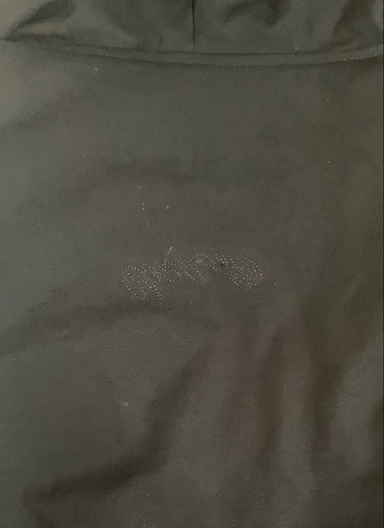 フード付き黒ダッフルジャケット