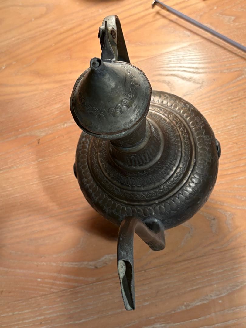 アンティーク 金属製 水差し、中近東？持ち手は、しっかりしています