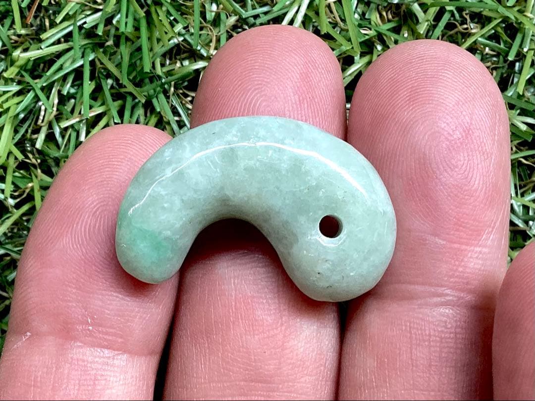 ✳綺麗な若草色 幸運導く緑の糸魚川翡翠勾玉 本物をお持ち