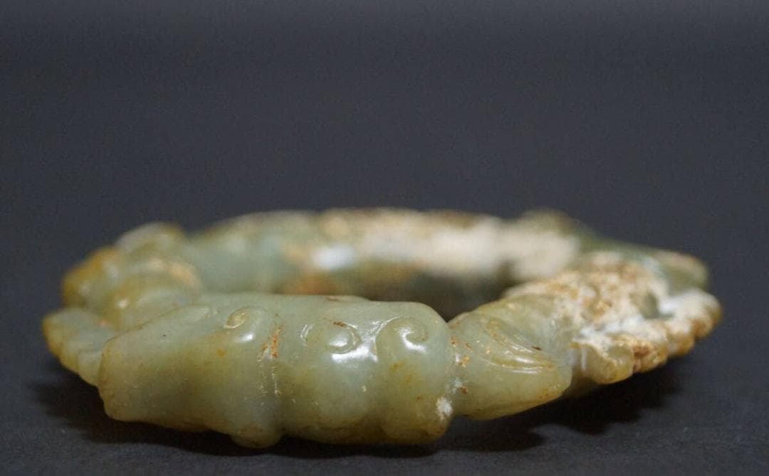 古代 和田玉(ホータン)細工立体彫り『古代龍』玉環龍佩根付 緒締玉