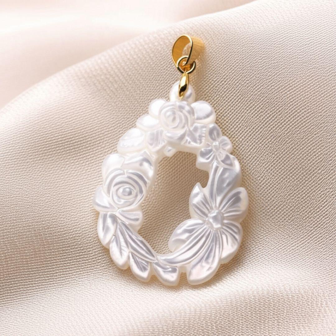 Noel様専用】高品質ホワイトシェル彫刻の大粒ネックレストップ