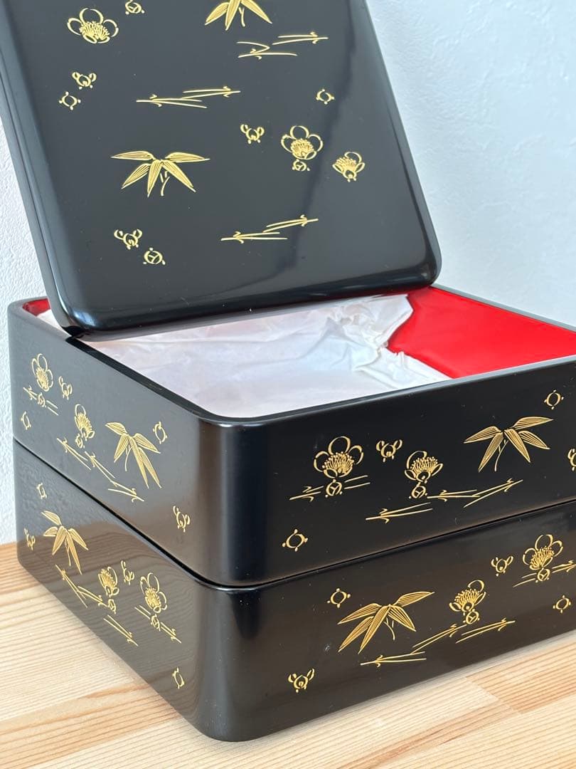 輪島塗　黒地金色竹・梅模様　二段重箱