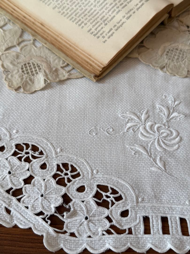 フランスアンティークஐ⋆*ホワイト花柄刺繍の素敵なクロス - メルカリ