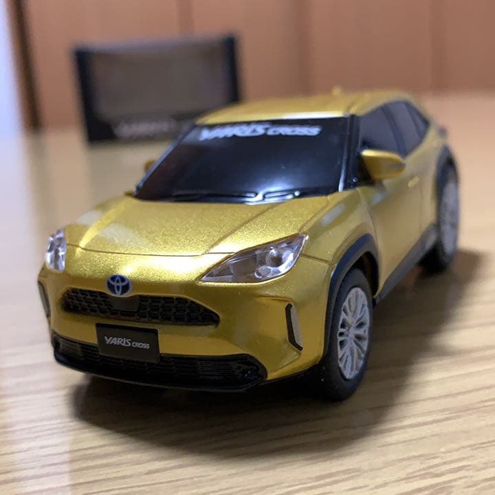 トヨタ ヤリスクロス プルバックカー プラスゴールドメタリック - メルカリ