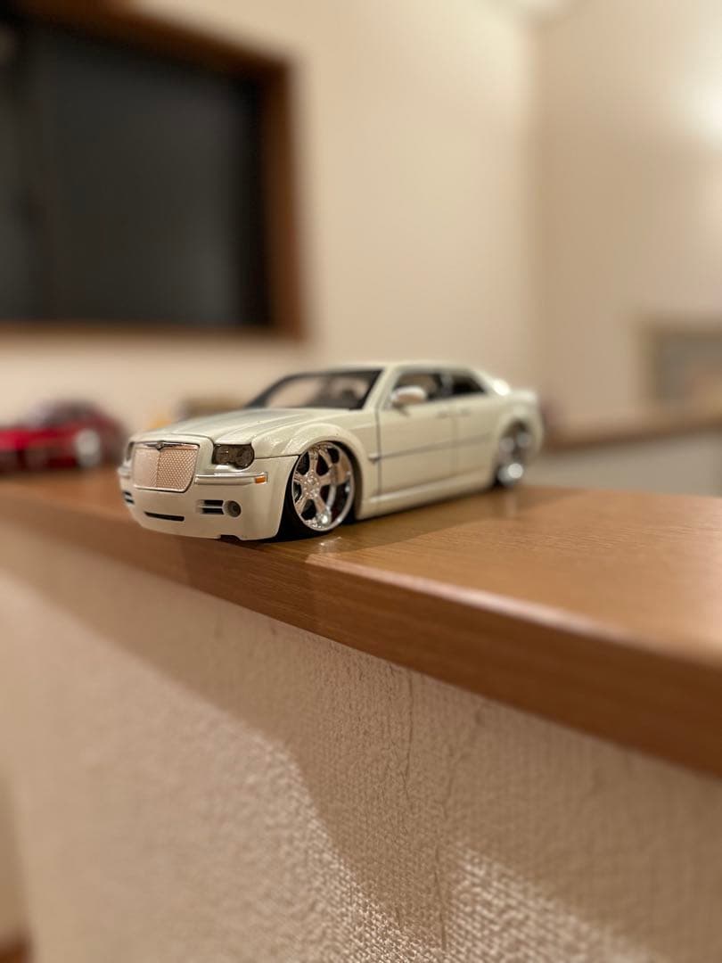 1/24 ホワイトのクライスラー 300C DUB CITY