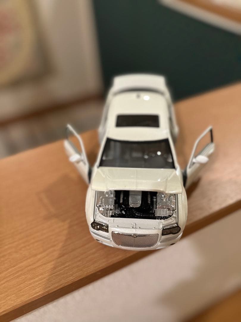 1/24 ホワイトのクライスラー 300C DUB CITY