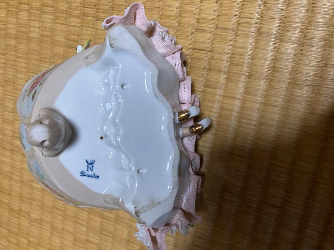 1 / 3 Dresden ドレスデン ソファーチェアに座る女性と鳥の置物