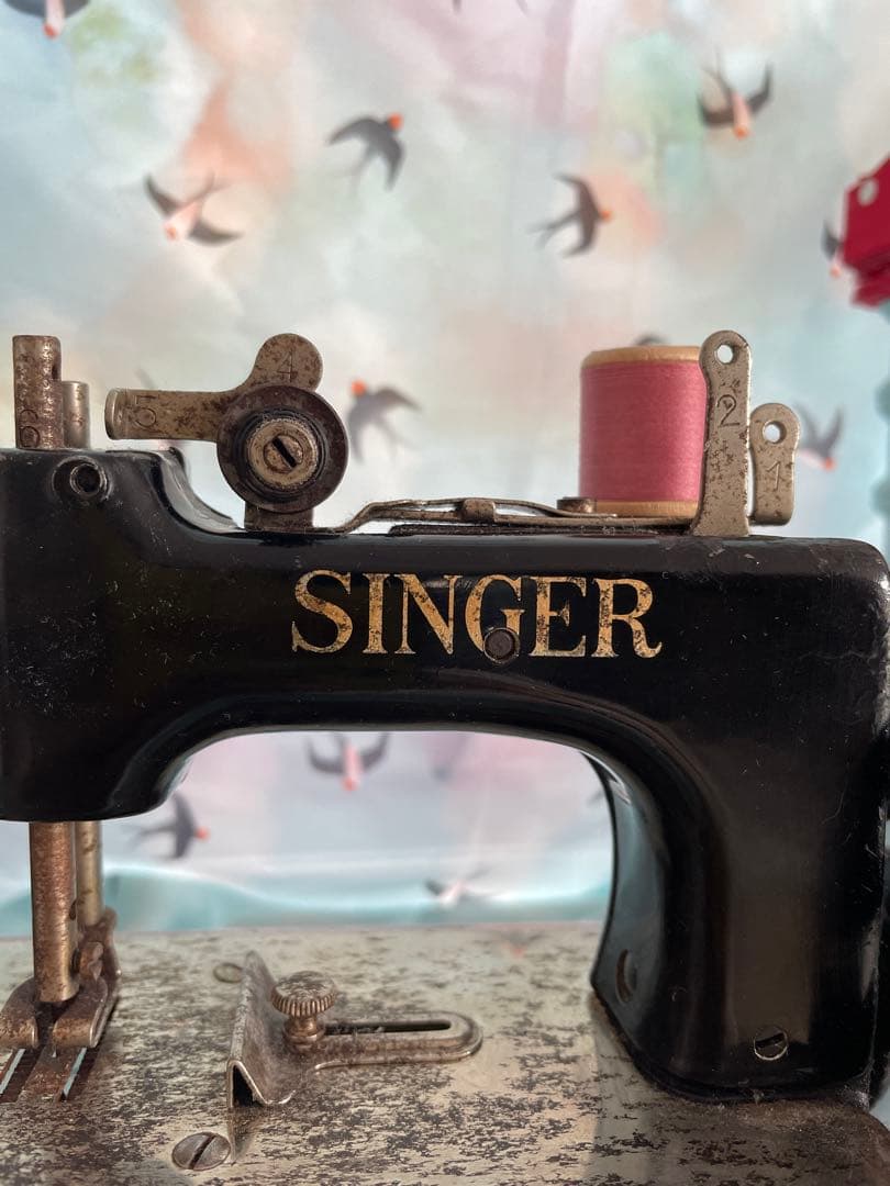 シンガーSINGER トイミシン1851-1951モデルピンクスプール付き