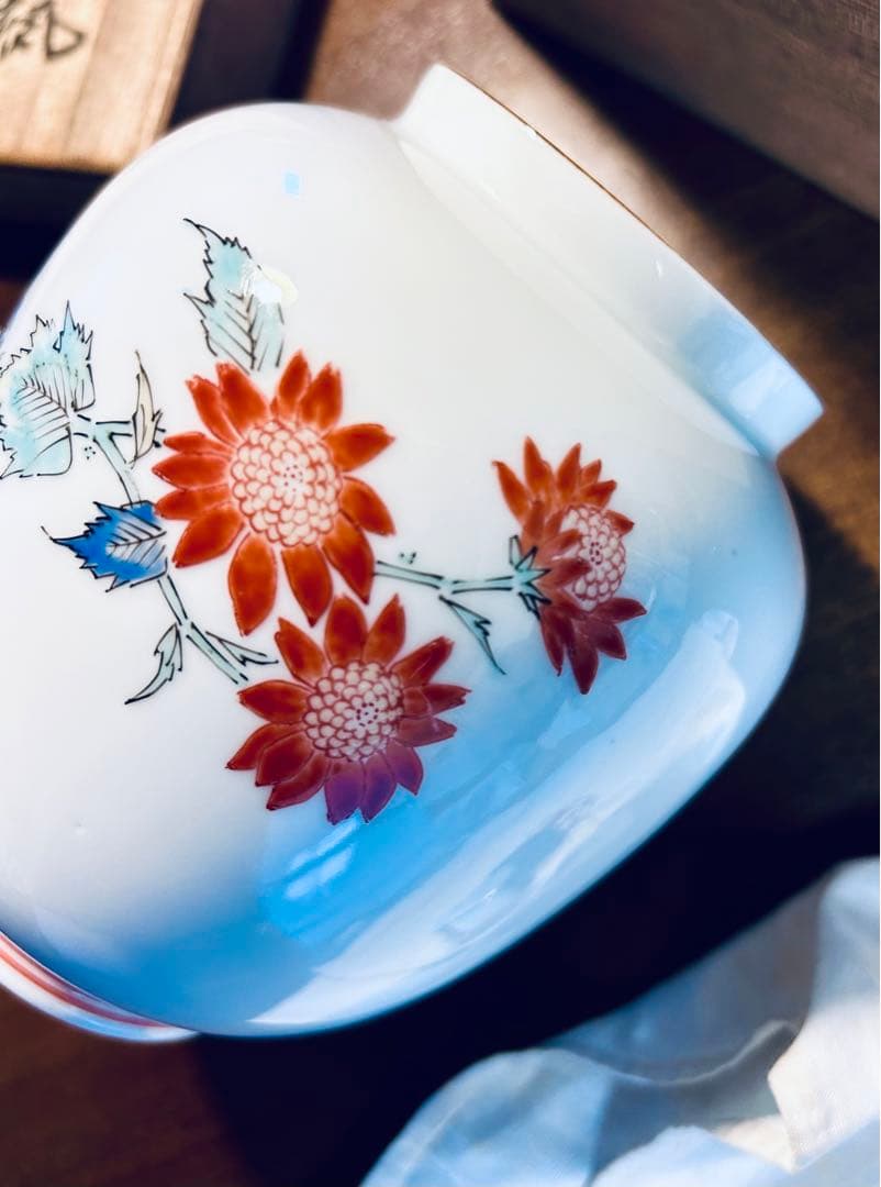 人間国宝　十三代　酒井田柿右衛門　濁手錦花　花瓶　共箱付き