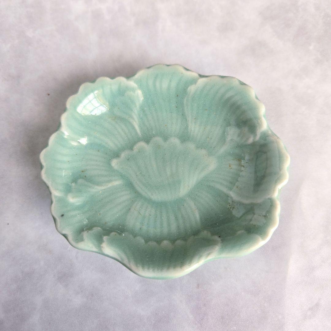三田青磁　小皿　豆皿　手塩皿　牡丹　骨董　金継ぎ　陽刻　青磁　アンティーク 50116】 三田青磁 牡丹 手塩皿（1個） 江戸/ Mita Seiji small plate