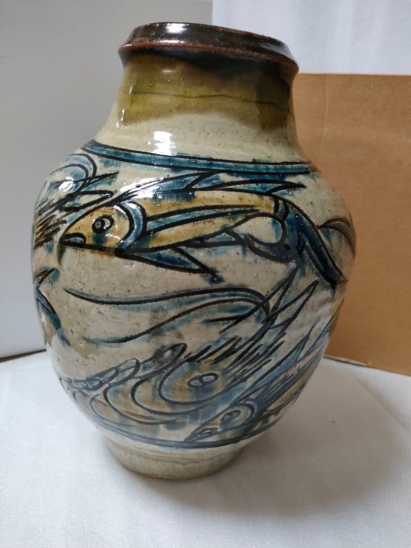 やちむん金城次郎　壺　 魚紋（5）＋海老魚紋（3）計８　希少品　高さ 28cm 壺屋焼 人間国宝 金城次郎作 魚海老文湯呑 （笑う魚） – 生活民芸 なかむた
