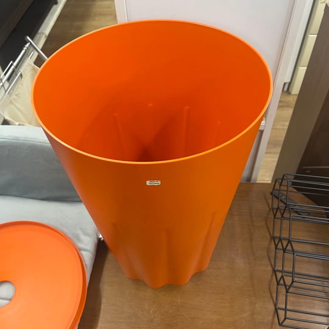 ドイツメーカー　AUTHENTICS オウセンティックス　　ランドリースツール