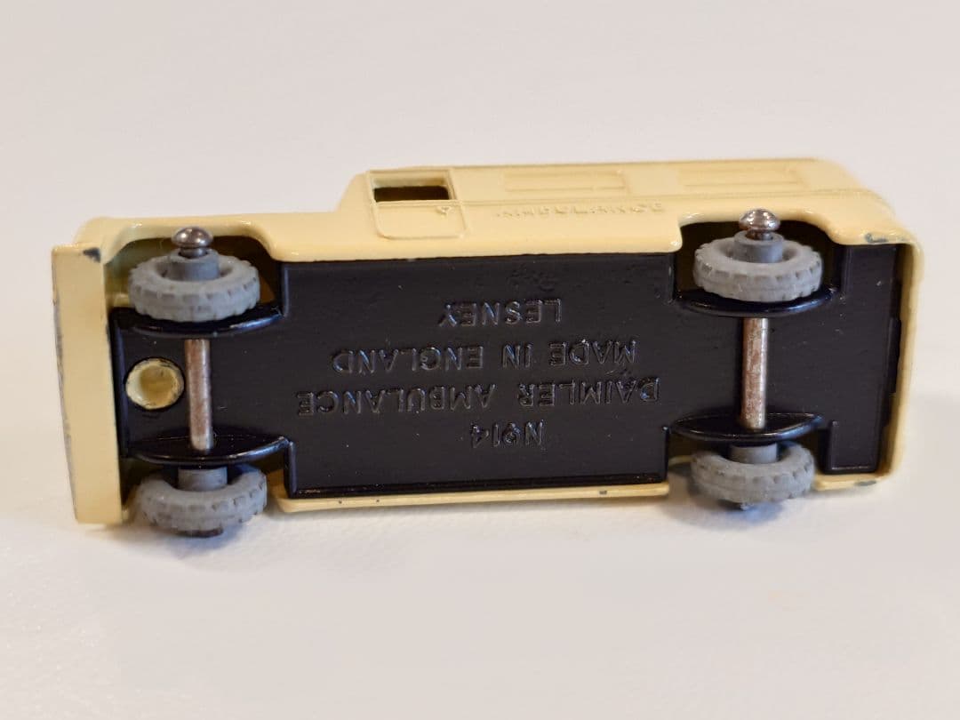 ミニカー MATCHBOX No.14 DAIMLER AMBULANCE