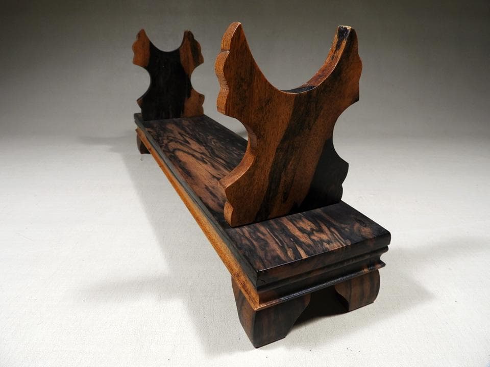 ○貴重 黒柿 無垢材造り 象牙 飾り台 刀立て 節約 刀掛け 短刀や脇指に