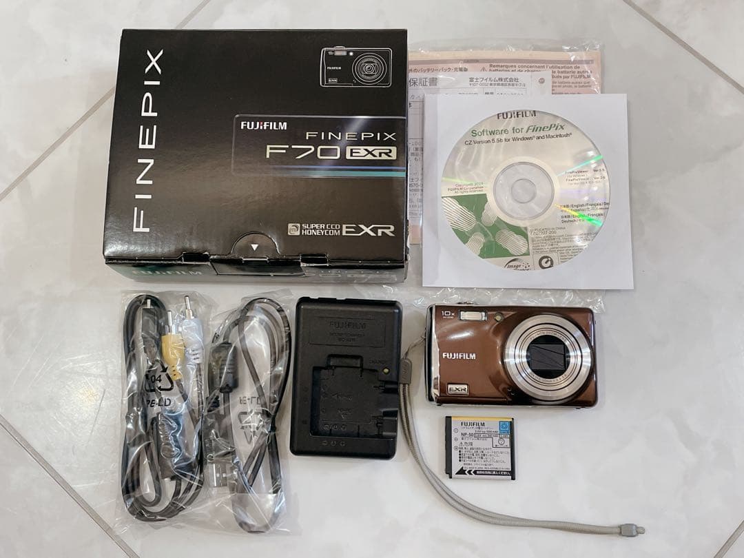 FUJIFILM FINEPIX F70EXR デジタルカメラ 箱付き