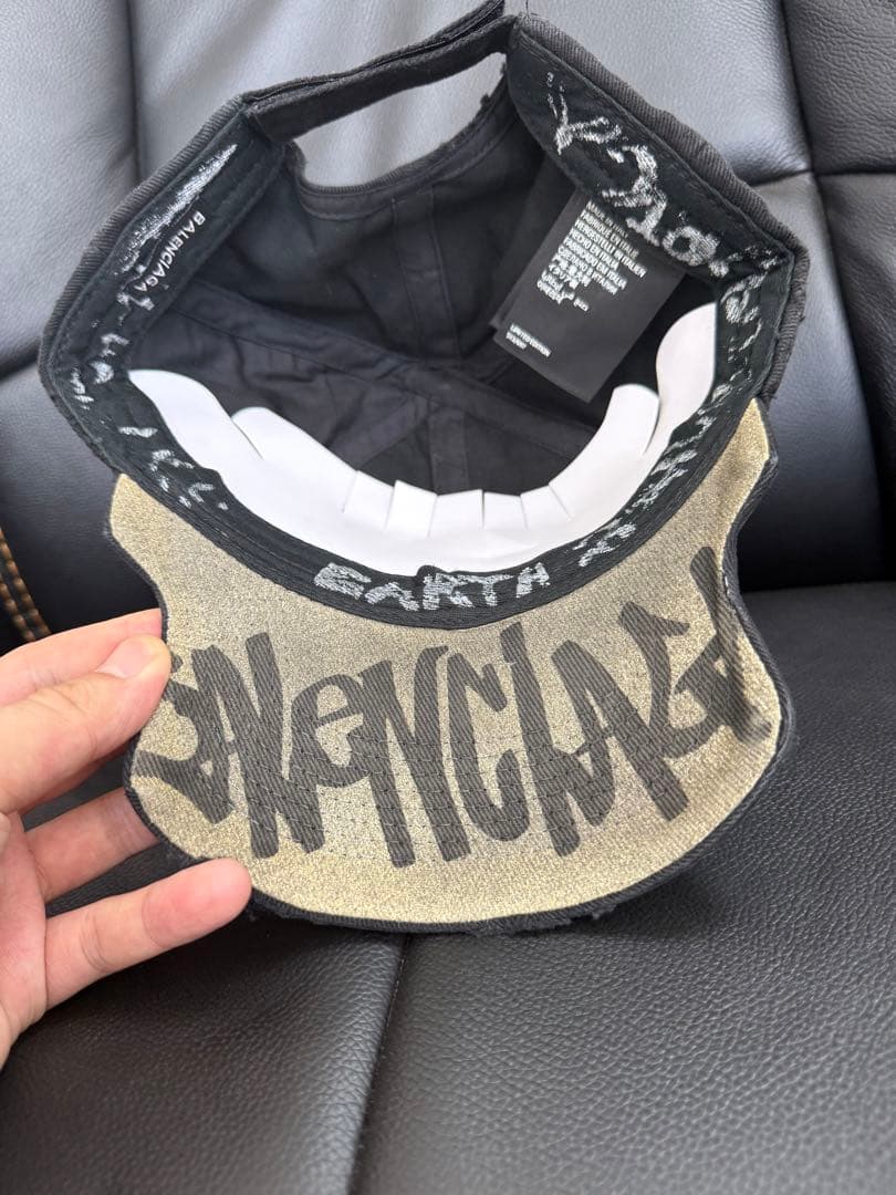 BALENCIAGAバレンシアガ ダークグレー キャップダメージデザイン