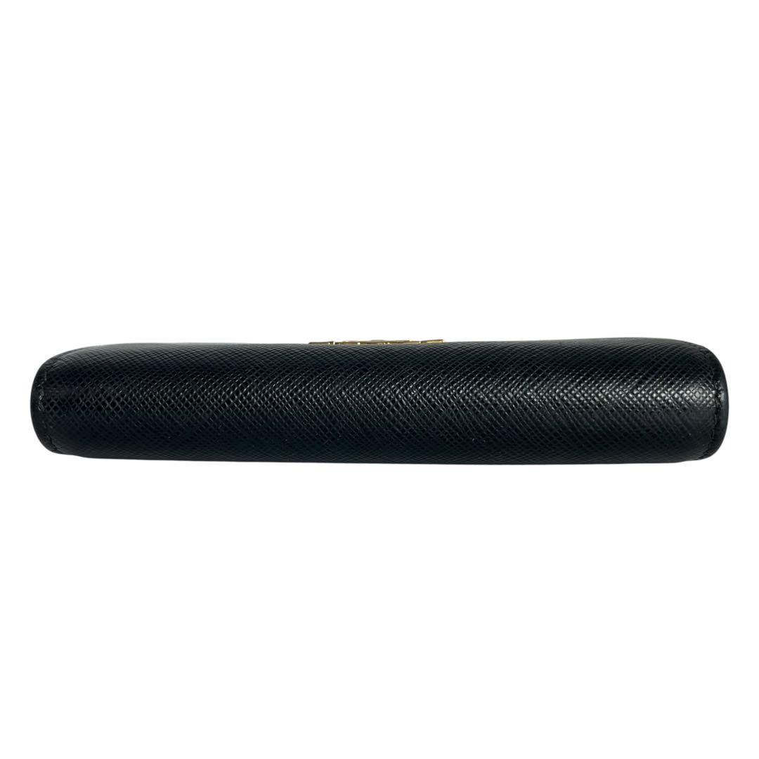 極美✨プラダ ケース ミニ財布 サフィアーノレザー ロゴ金具 ブラック