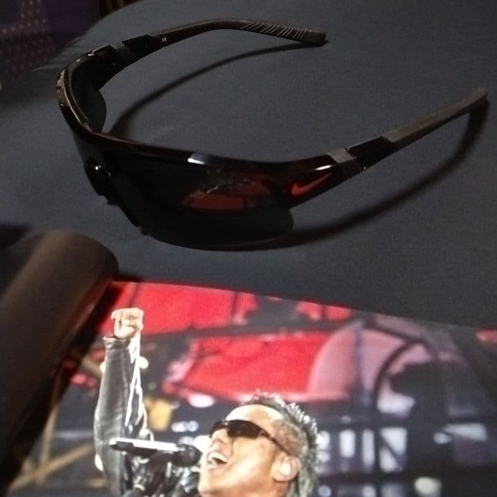 長渕剛サングラス ナイキ赤ロゴ