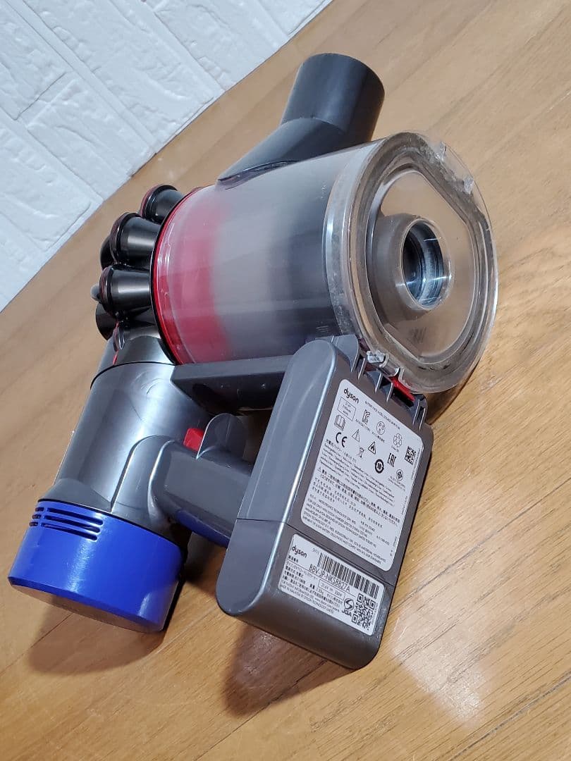 ダイソン SV11 掃除機本体・レッドパイプ含2本・ノズル付、壁掛け 掃除