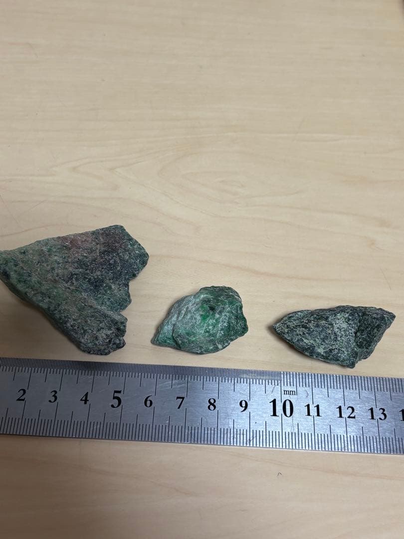 ミャンマー産激レア石天然モーシッシ翡翠輝石原石 15個セット約2053g