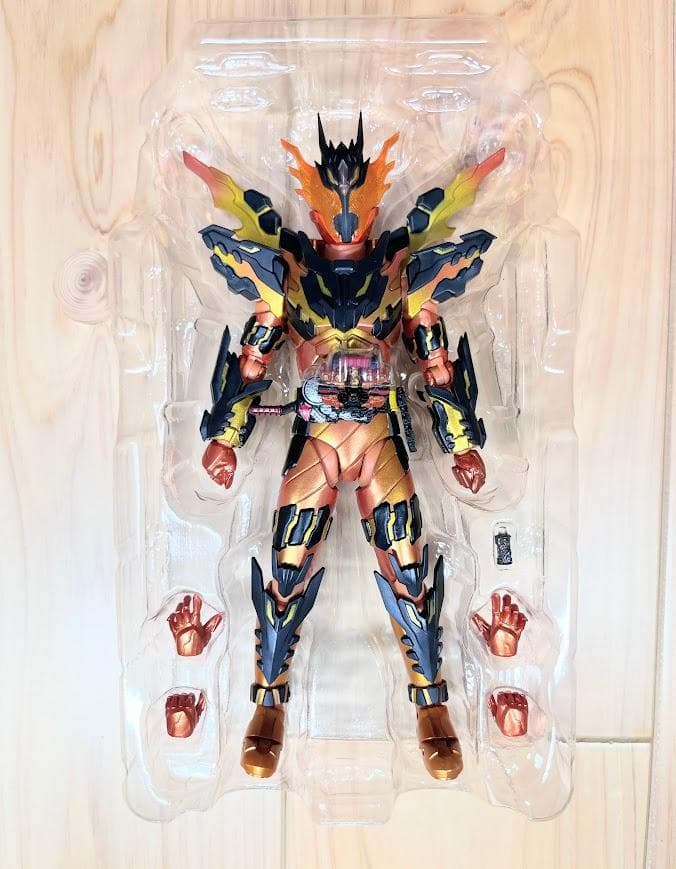 【美品】　S.H.Figuarts 仮面ライダークローズマグマ