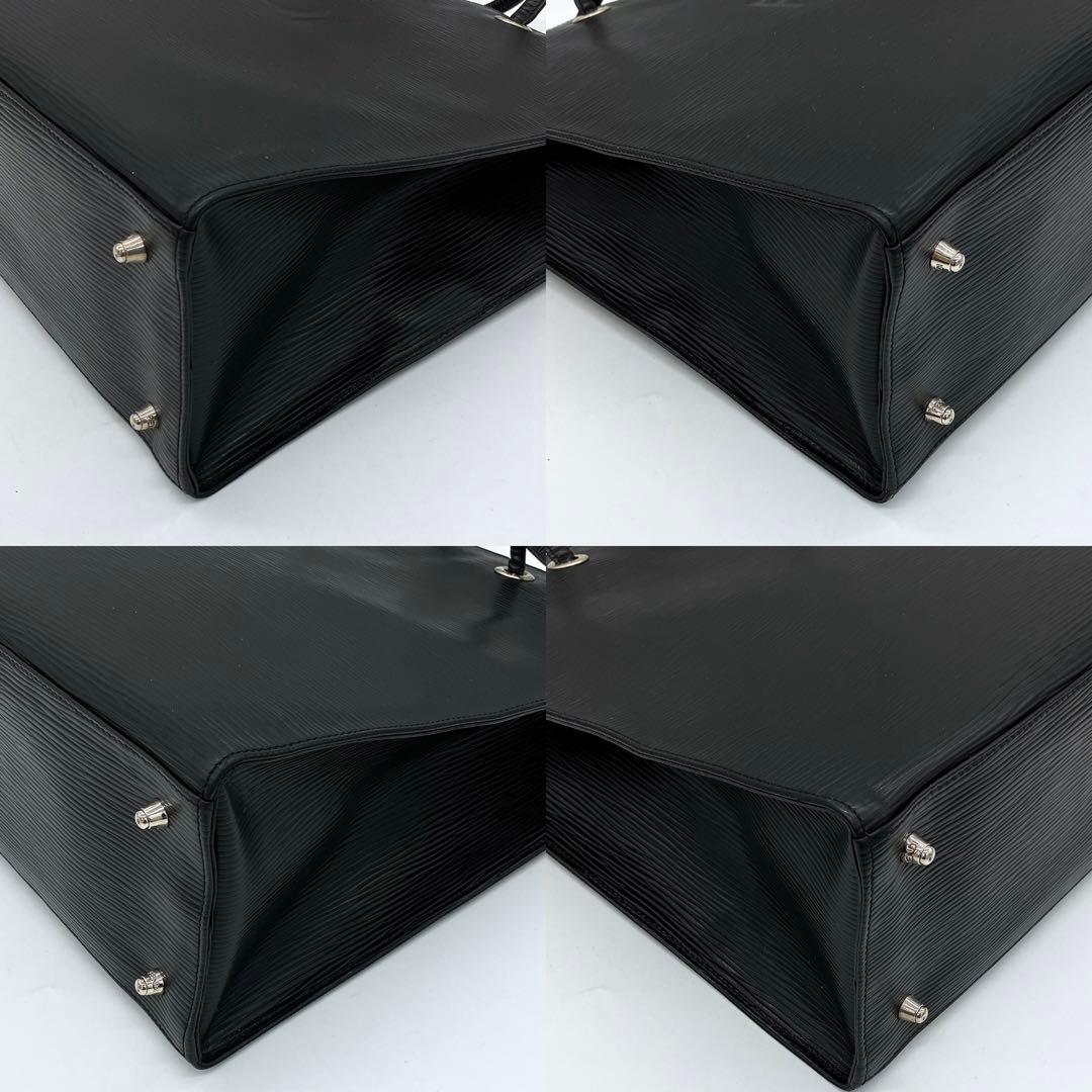 【FENDI】ショルダートートバッグ　ロゴ型押し　レザー　ブラック　A4