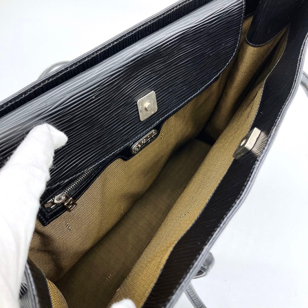 【FENDI】ショルダートートバッグ　ロゴ型押し　レザー　ブラック　A4