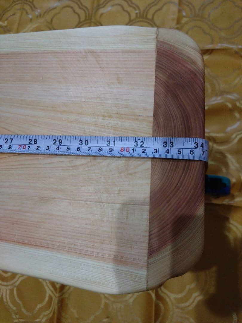 檜のベンチ（70）樹齢約70年、檜の原木の模様、年輪が綺麗