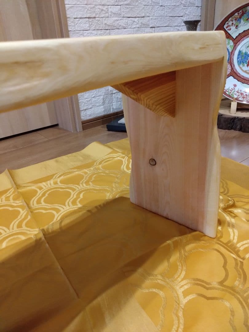 檜のベンチ（70）樹齢約70年、檜の原木の模様、年輪が綺麗