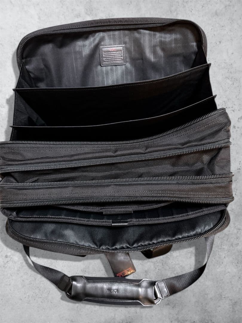 未使用級美品　TUMI トゥミ ビジネスバッグ　黒 ☆収納ポーチ付き