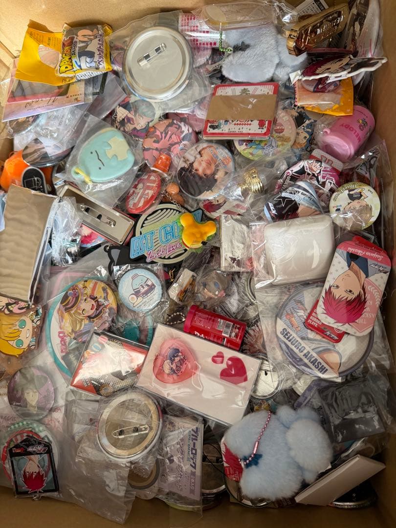 大量　アニメグッズ　まとめ売りセット　缶バッジ　キーホルダー