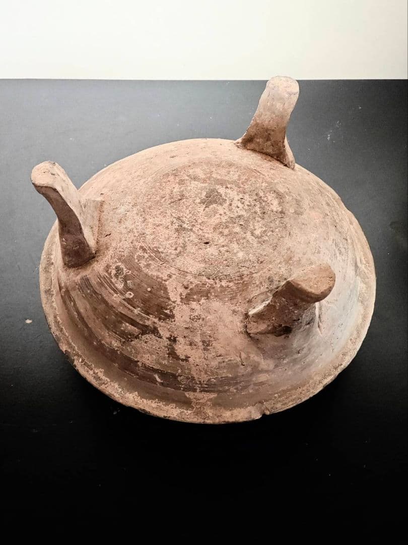 漢時代加彩三足土器　古代中国　中国古美術　考古遺物　発掘出土品　博物館展示品同手