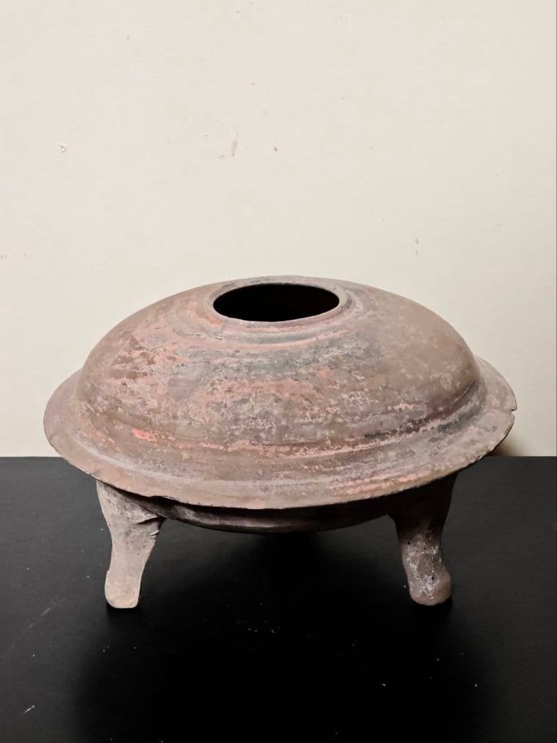漢時代加彩三足土器　古代中国　中国古美術　考古遺物　発掘出土品　博物館展示品同手