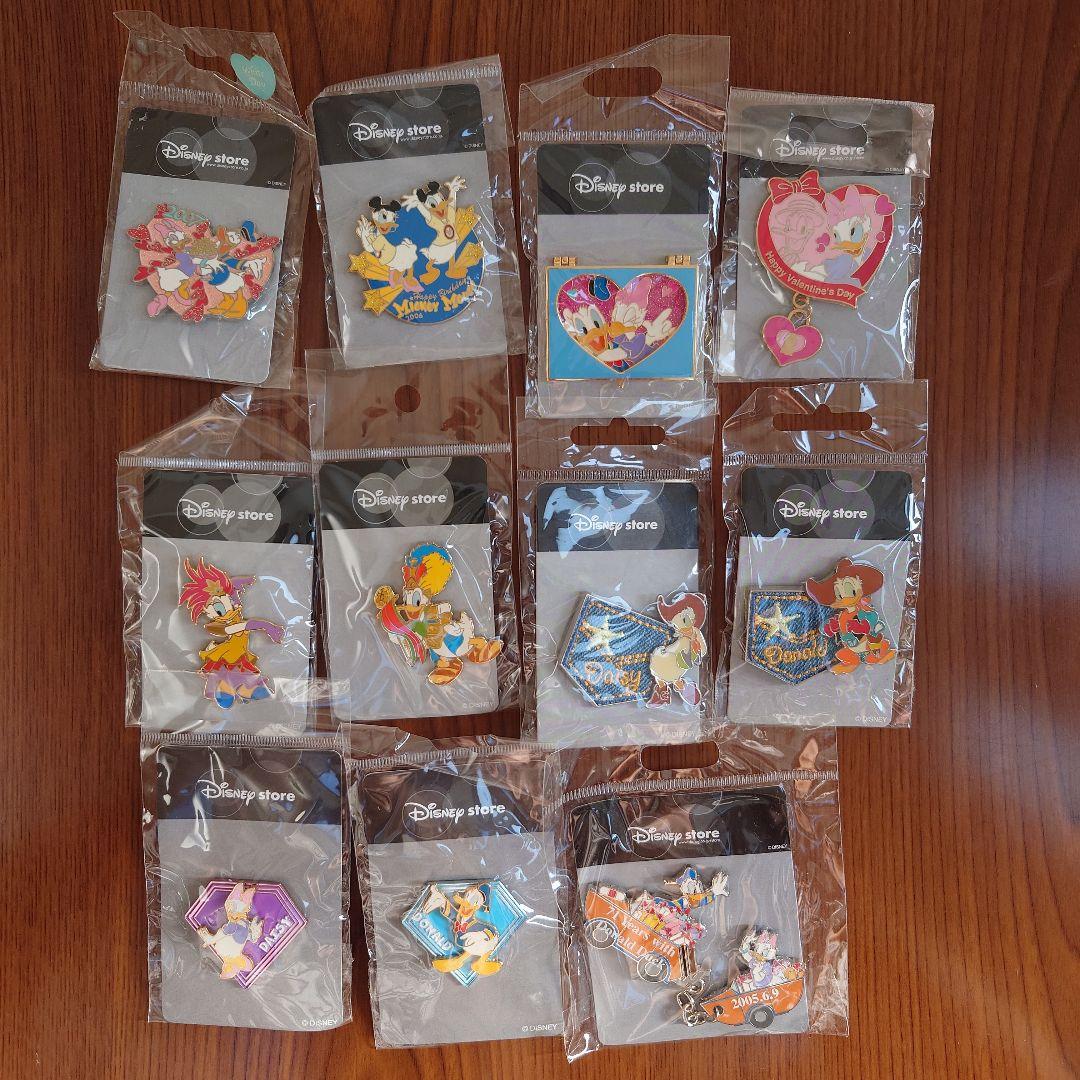 Disney store ピンバッジ ディズニー ドナルド デイジー 未開封