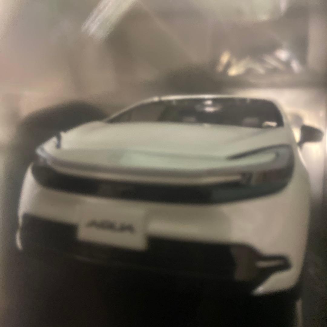 新型アクア　ミニカー　プラチナホワイトパールマイカ