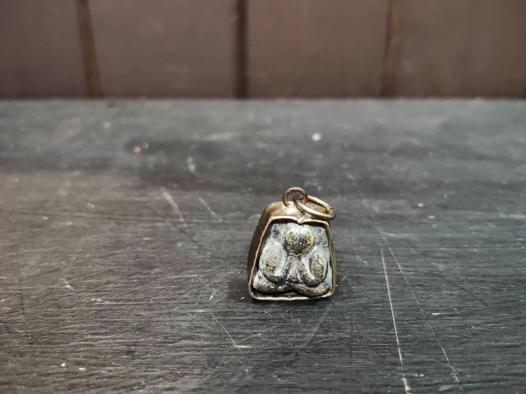 タイのお守り　プラピッター　魔除け　災難除け（小） タイ お守り Jing Jok ジン・ジョック 聖なるトカゲ 魔除け 金運