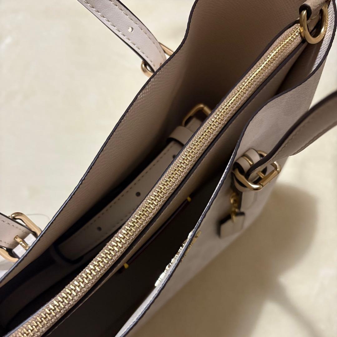 COACH コーチ　モリー25 シグネチャー　ホワイト