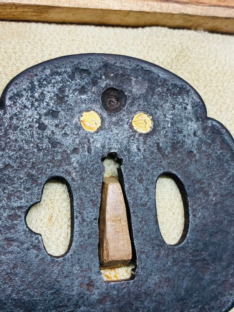 希少 江戸期 伏見住 金家 鉄地金象嵌 図鍔 8㎝ 刀装具 時代武具 鍔 つば