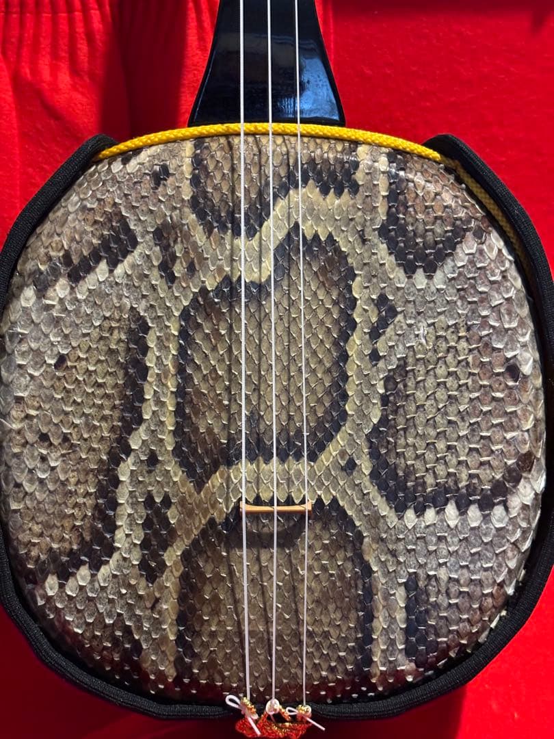 ラストです 旅を重ねた三線昭和六十一年贈沖縄三線黒木