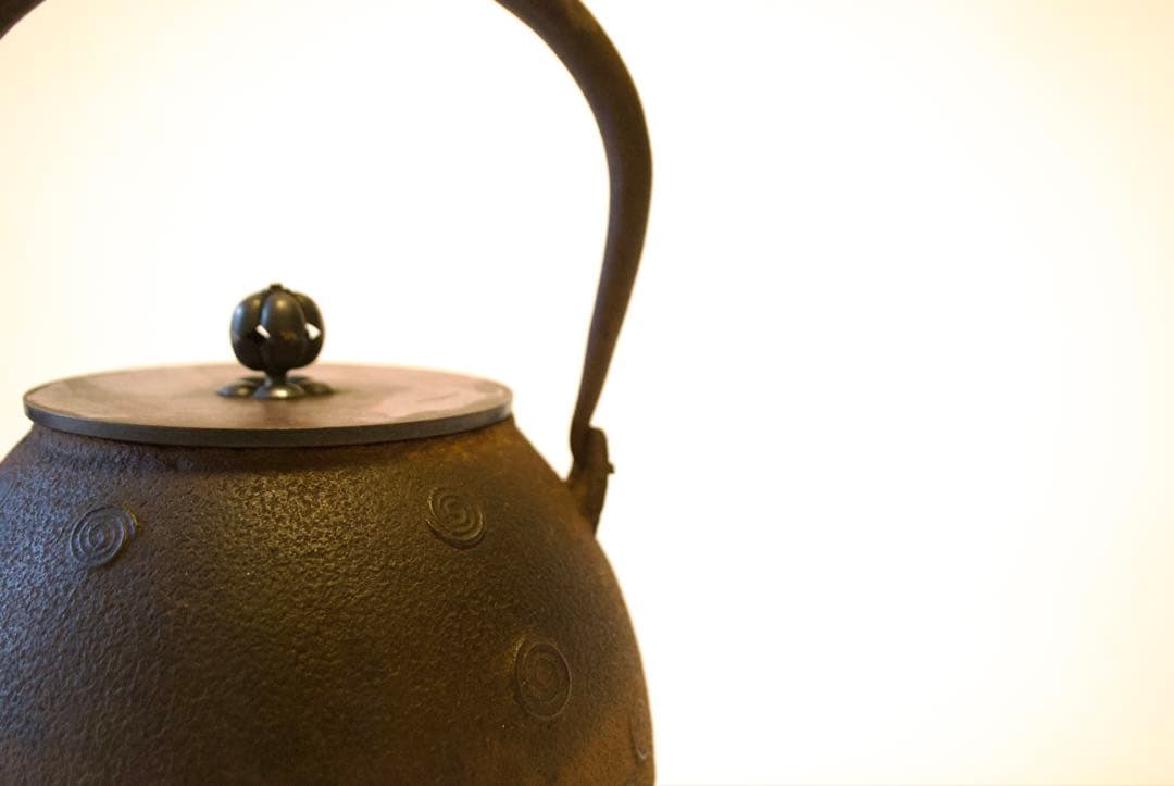 南部鉄瓶 金象嵌取手 意外に可愛いぐるぐる渦巻き文様 茶道具 明治