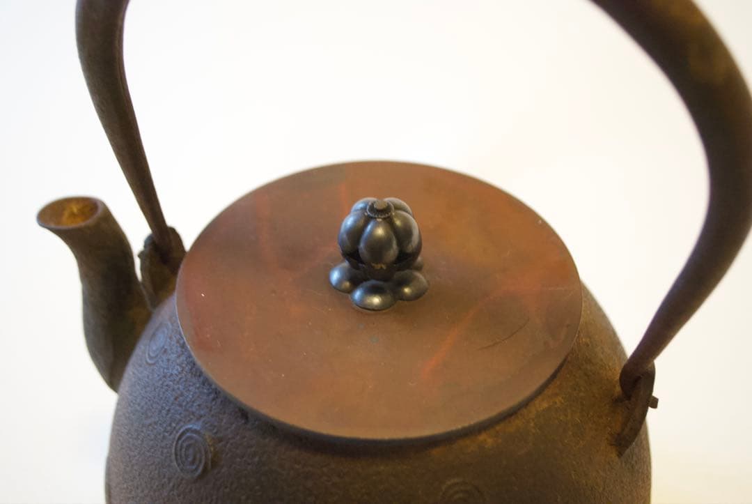南部鉄瓶 金象嵌取手 意外に可愛いぐるぐる渦巻き文様 茶道具 明治