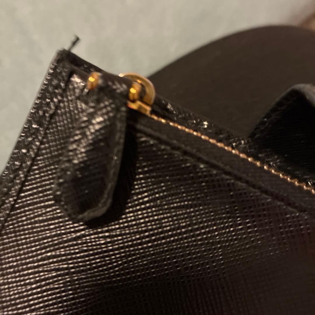 PRADAフラップサフィアーノレザーロゴ金具ブラック