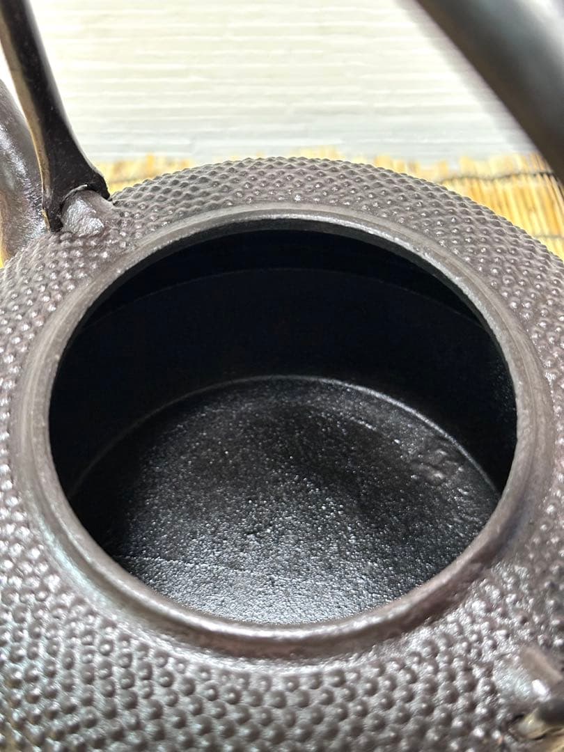 未使用、付属品付　岩手県奥州 佐秋鋳造所 佐藤守巨造 真作保証　南部鉄瓶