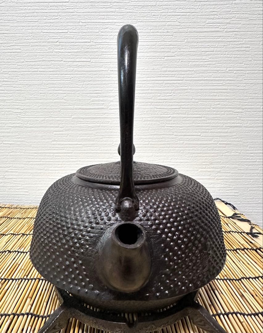 未使用、付属品付　岩手県奥州 佐秋鋳造所 佐藤守巨造 真作保証　南部鉄瓶