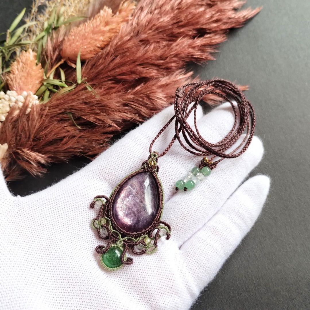 レピドライト＆グリーンストロベリークォーツのマクラメ編みネックレス