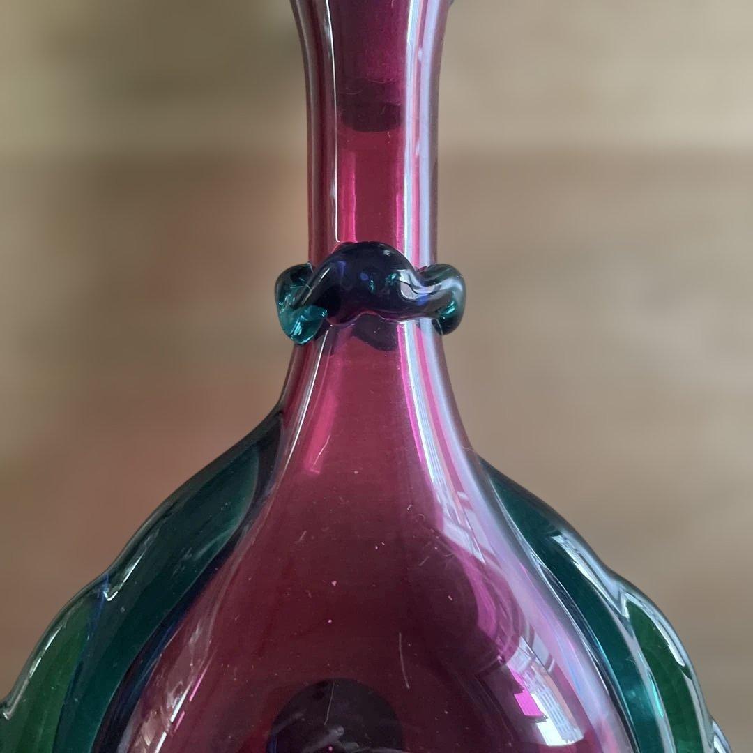 津軽びいどろ 1988年青函博覧会開催記念 装飾的なガラスボトル 赤紫