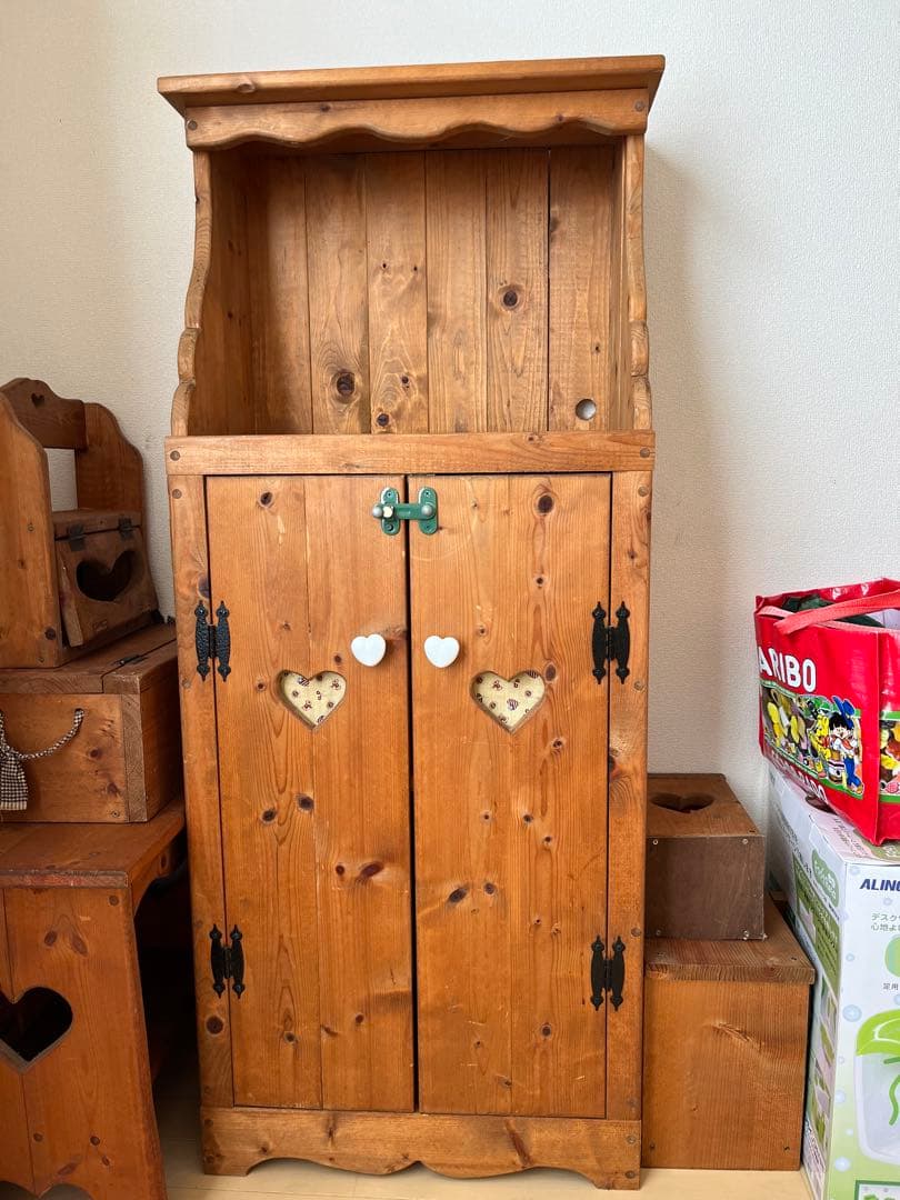 【ハンドメイド】カントリー家具　ハート型装飾の木製キャビネット