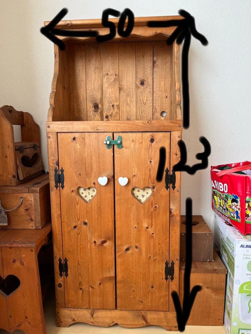 【ハンドメイド】カントリー家具　ハート型装飾の木製キャビネット
