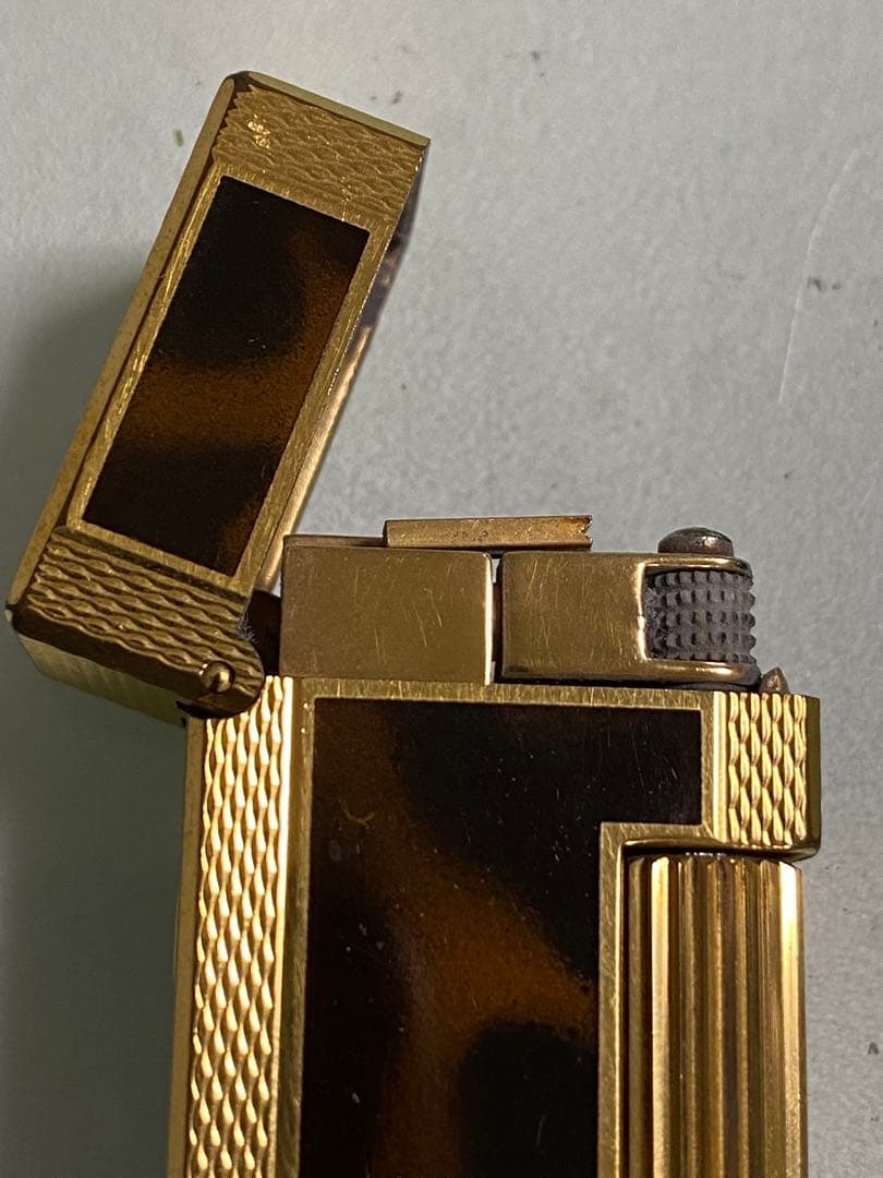 ダンヒルゴールドと茶色のライター本体