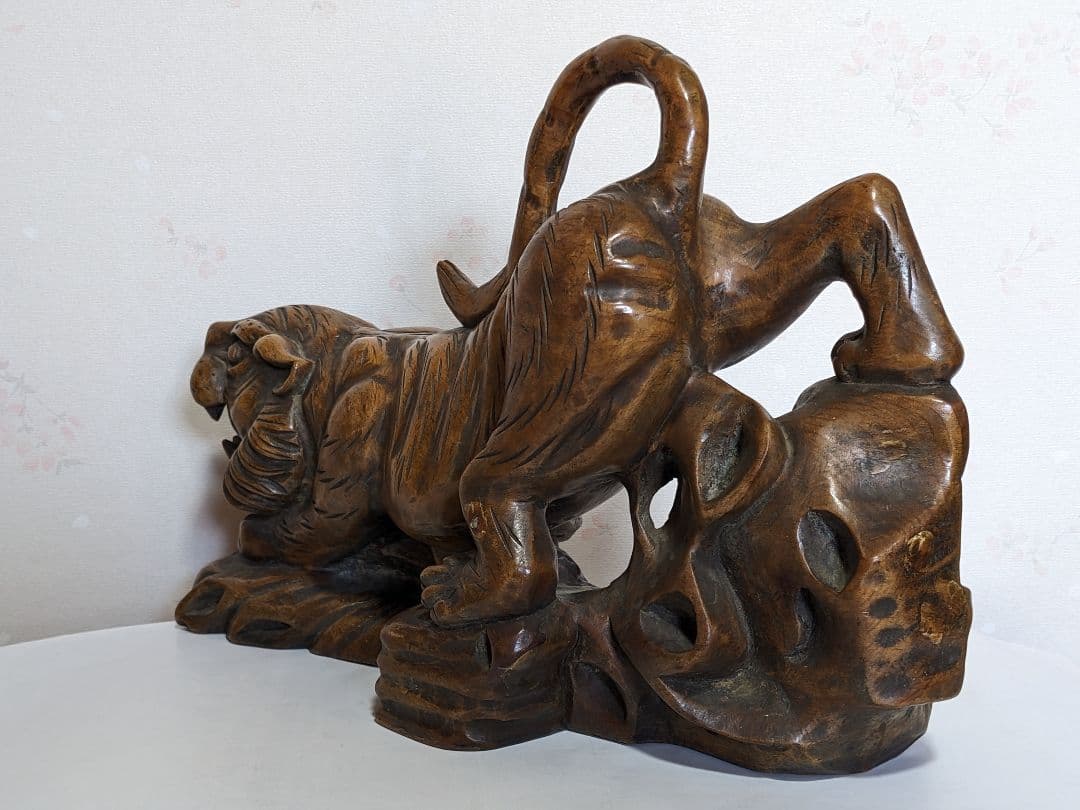 ♢木彫 虎 透し彫り 一点物 飴色 トラ 寅 干支 縁起物 置物古美術